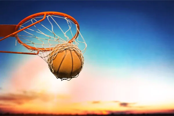 Bola basket jatuh ke net — Stok Foto