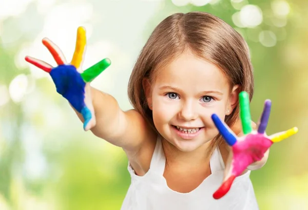 Μικρό κορίτσι δείχνει βαμμένα τα χέρια — Φωτογραφία Αρχείου