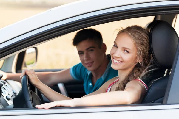 Joven pareja feliz en coche — Foto de Stock