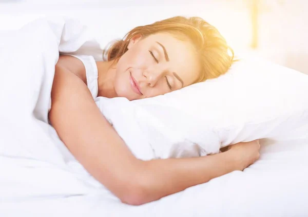 Mujer joven durmiendo —  Fotos de Stock