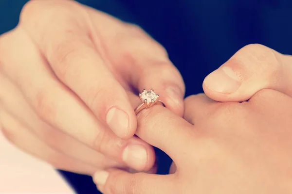 Nevěsta ženich uvedení snubní prsten — Stock fotografie