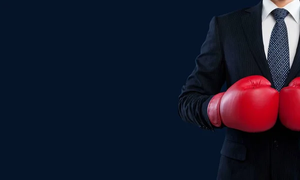 Hombre de negocios con guantes de boxeo — Foto de Stock