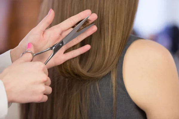 Donna che ha un taglio di capelli con le forbici — Foto Stock