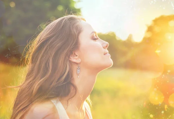 Mujer bajo la luz del atardecer —  Fotos de Stock