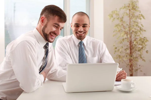 Homens jovens usando laptop — Fotografia de Stock