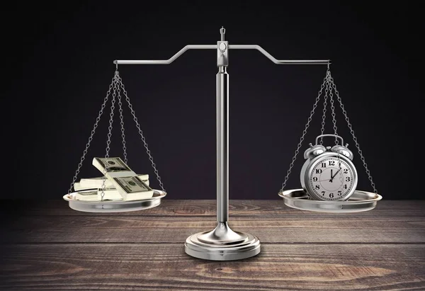 Escalas justiça com dinheiro e relógio — Fotografia de Stock