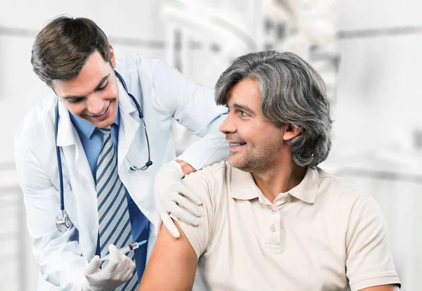 Médecin faisant la vaccination au patient — Photo