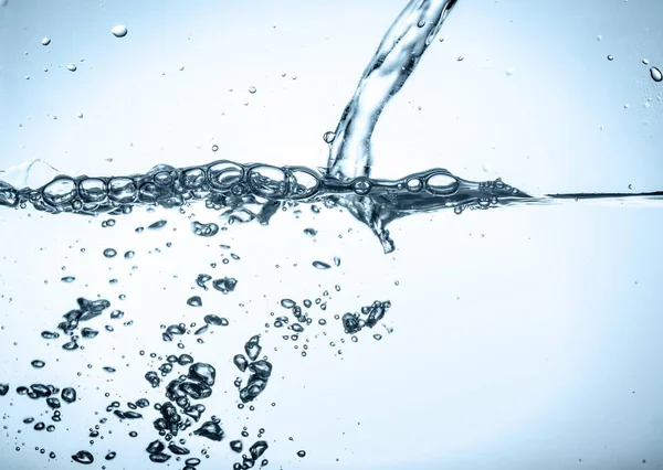 Vatten våg och luft bubblor i vatten — Stockfoto