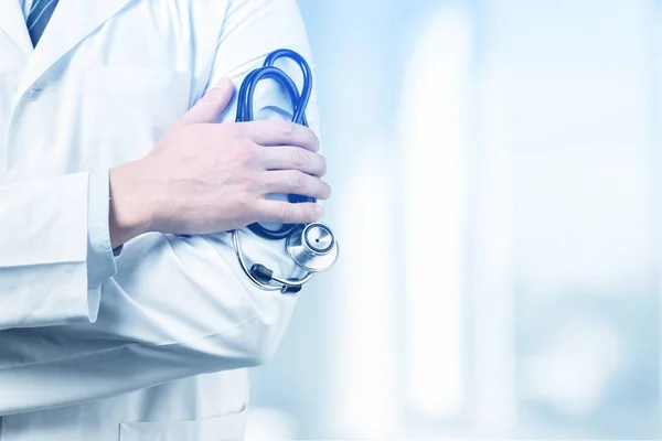 Médico segurando estetoscópio — Fotografia de Stock