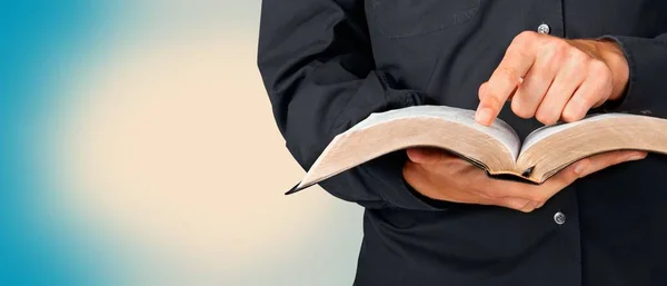 Hombre leyendo la Biblia — Foto de Stock