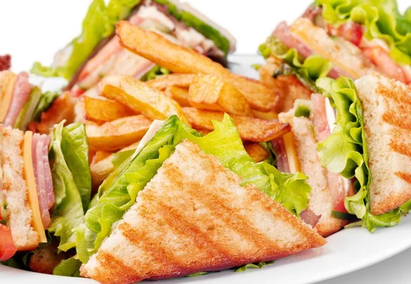 Gegrilde sandwiches met frietjes — Stockfoto