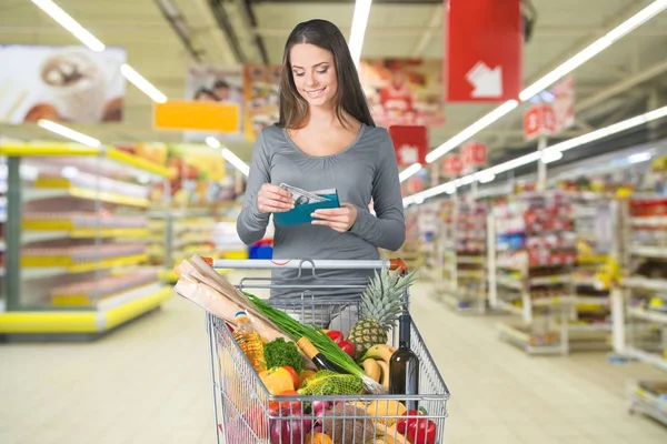 Mujer con carrito de compras — Foto de Stock