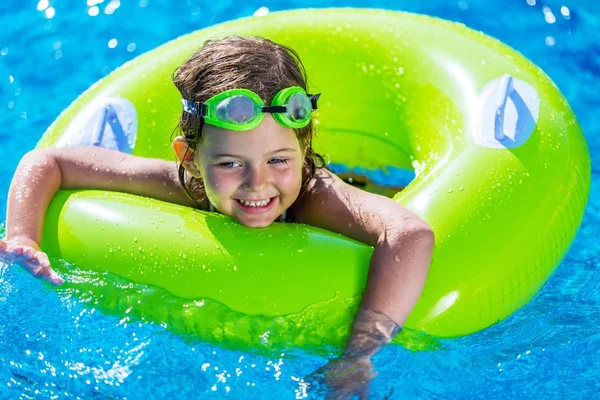 I little girl swimming at the pool — стоковое фото