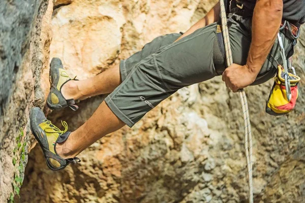 Escursionista uomo sulla montagna rocciosa — Foto Stock