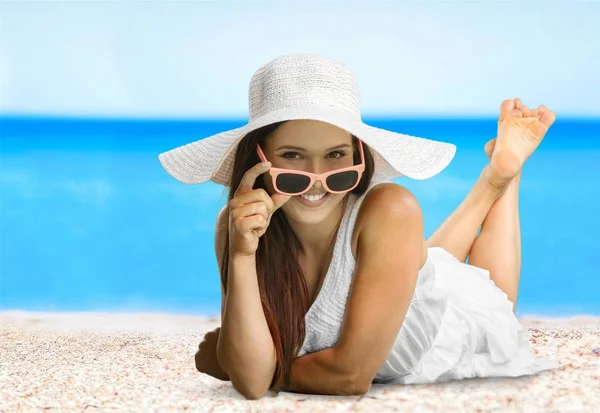 Mulher com chapéu relaxante na praia — Fotografia de Stock