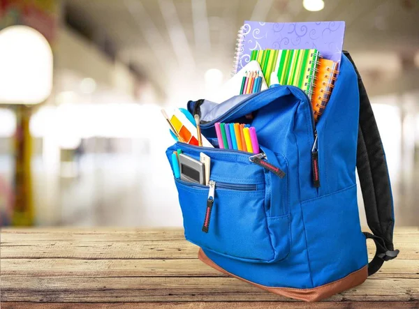 Papelería escolar en mochila —  Fotos de Stock