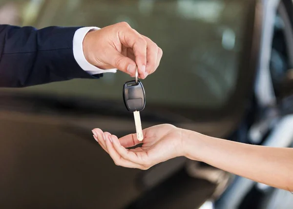 Young couple with key — Stock Photo, Image