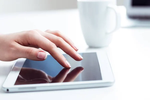 Vrouw met digitale tablet — Stockfoto