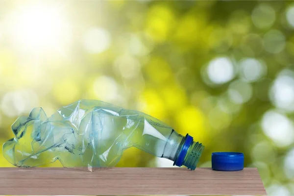 Zerknüllte Plastikflasche — Stockfoto