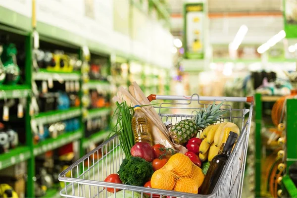 Shopping keranjang penuh bahan makanan — Stok Foto