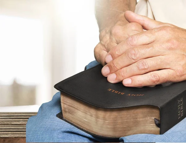 Hombre sosteniendo libro de la Biblia — Foto de Stock