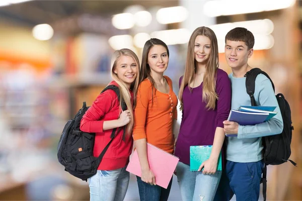 Groupe d'étudiants avec des livres — Photo