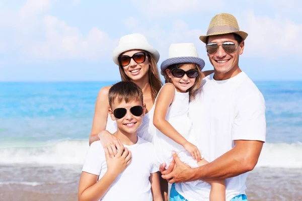 Glückliche Familie im Urlaub — Stockfoto