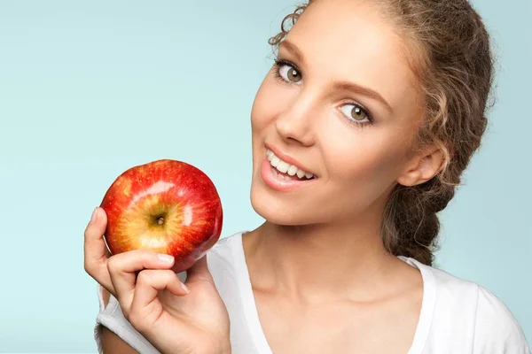 Ung kvinna med äpple — Stockfoto