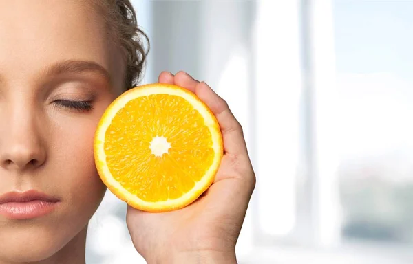 Piękna dziewczyna gospodarstwa pomarańczowy — Zdjęcie stockowe