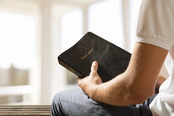 성경 책을 들고 남자 — 스톡 사진