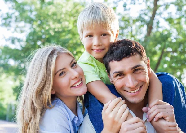 Lachende en gelukkige familie met zoon — Stockfoto
