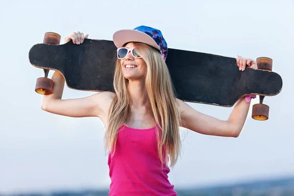 Chica joven con longboard — Foto de Stock