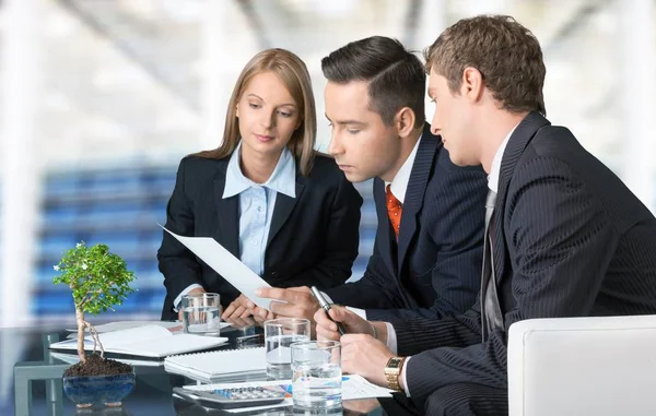 Empresários fazendo relatório — Fotografia de Stock