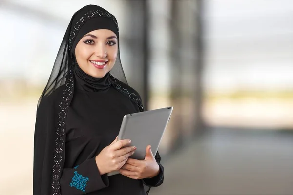 Wanita arabian dengan tablet — Stok Foto