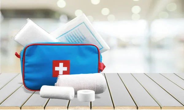 Kit di pronto soccorso con forniture mediche — Foto Stock