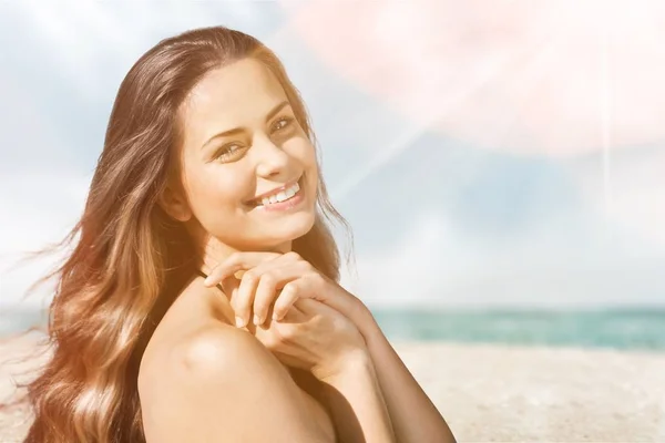 Woman on beach at sunny day — Stock Photo, Image