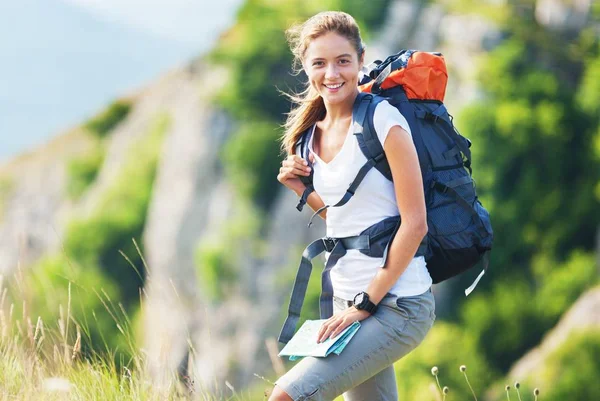 Junge Wanderin mit Rucksack — Stockfoto