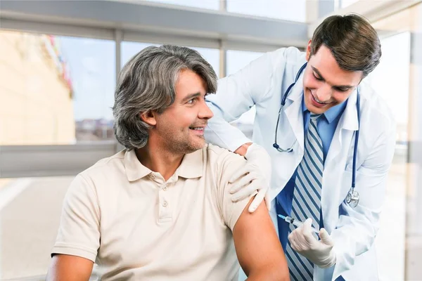 Läkare att göra vaccination till patient — Stockfoto