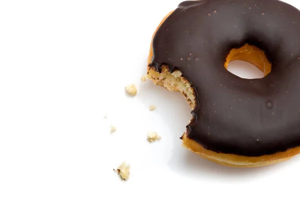 Donut mordido com esmalte de chocolate — Fotografia de Stock