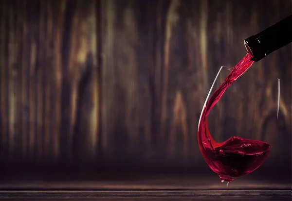 Κόκκινο κρασί χύνοντας στο ποτήρι — Φωτογραφία Αρχείου