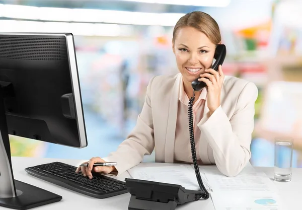 Jovem gerente do sexo feminino falando por telefone — Fotografia de Stock