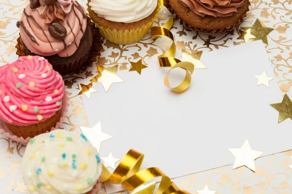 Cupcakes coloridos e cartão de saudação — Fotografia de Stock