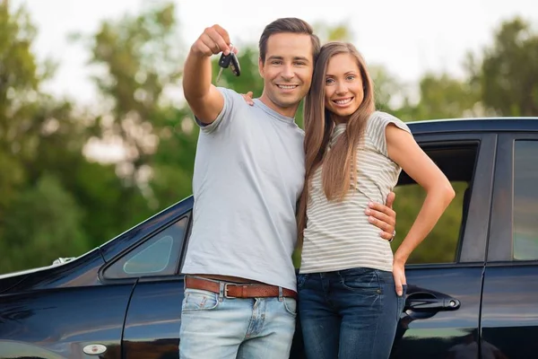 Joven pareja feliz en coche — Foto de Stock