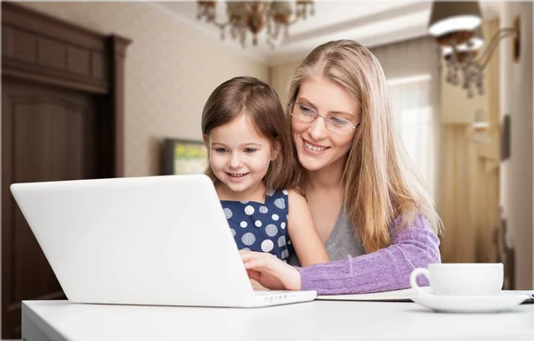 Madre e hija usando laptop — Foto de Stock