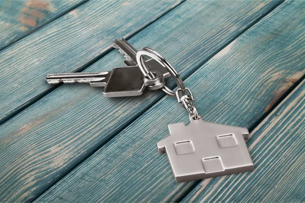 Silver Home chave com crachá — Fotografia de Stock