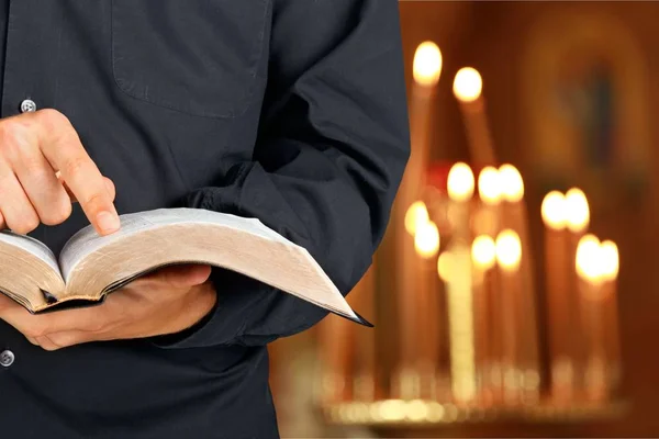 성경을 들고 있는 사람의 손 — 스톡 사진