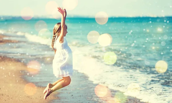 Menina de vestido na praia arenosa — Fotografia de Stock