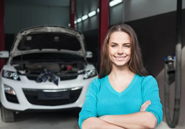 Mujer sonriente en el servicio de coche — Foto de Stock