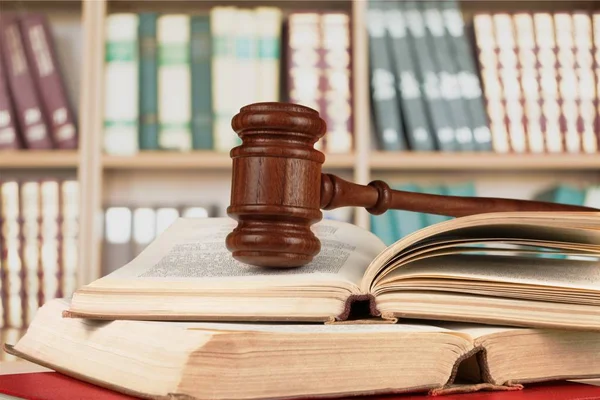 Wooden judge hammer with books — Stock Photo, Image