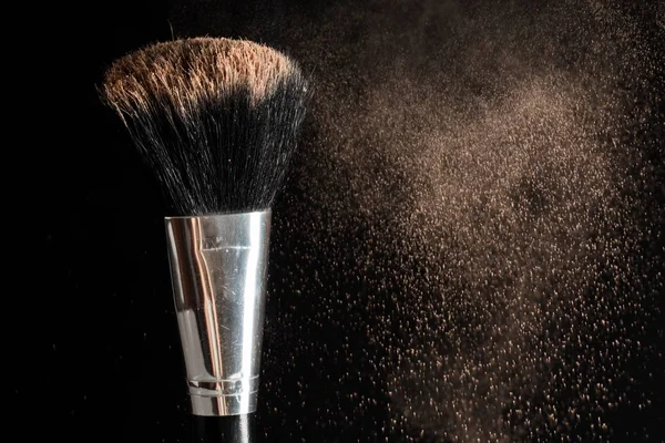Maquillaje cepillo con polvo de rubor — Foto de Stock